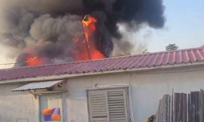 סכנת חיים: שריפה התפרצה במגורי קראוונים במבוא חורון