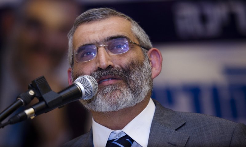 בן ארי לסרוגים: "שהרב מדן לא יתערב לנו בתמונות"