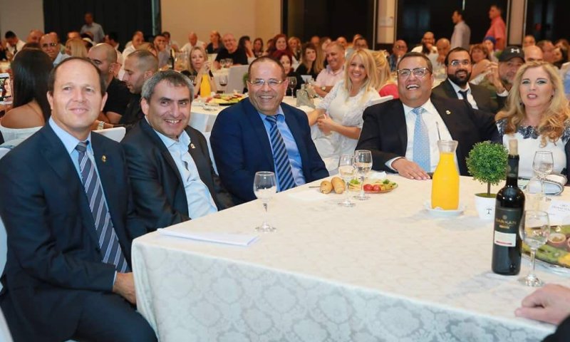 שרים, אנשי עסקים וציבור רחב בהרמת הכוסית של משה ליאון