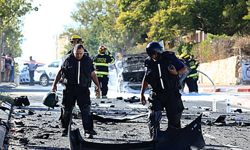 רכב התפוצץ ברחובות, שניים נפצעו קשה