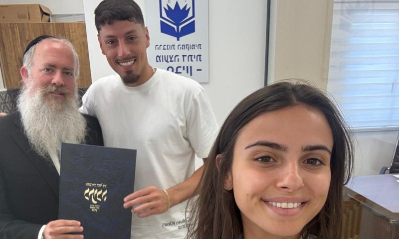 בצניעות ותפילין: זה השלב הבא של קים אור אזולאי ויפתח זיו