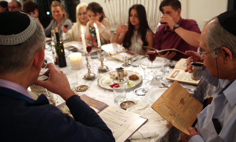 רבנים מתירים להשתמש ב"זום" בליל הסדר