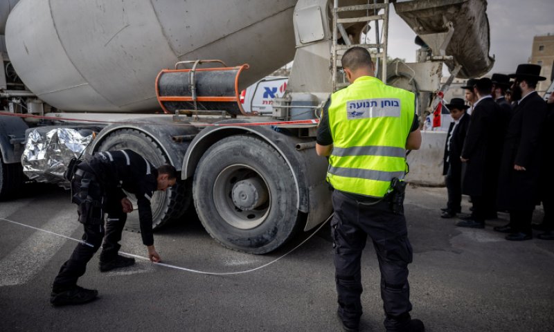 משאית התנגשה בכלי רכב ליד מחסום