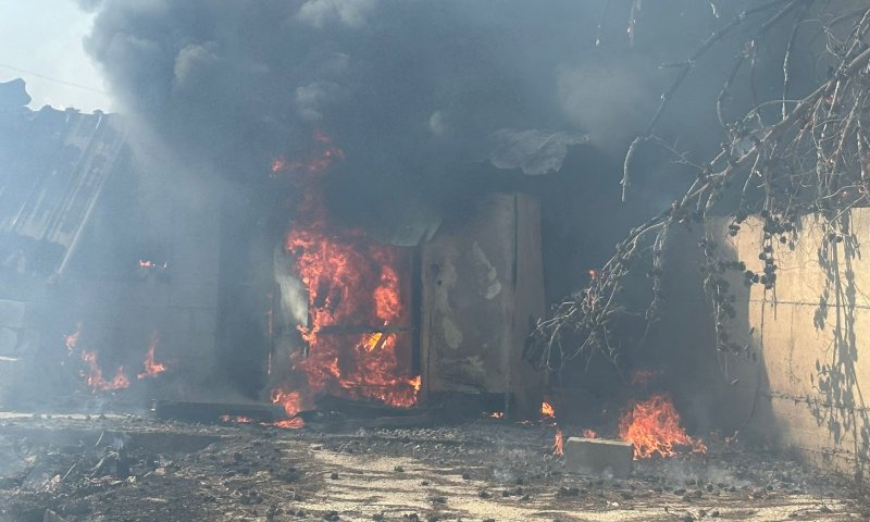 שריפה פרצה ביער בכפר קרע, מבנה סמוך עלה באש | צפו בתיעוד