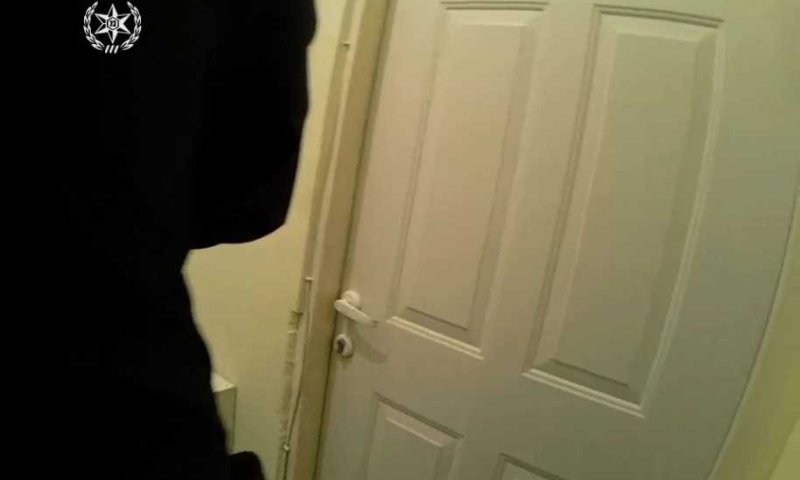 השוטרים הפתיעו את הגנב והוציאו אותו מהארון