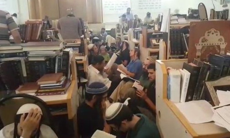 תיעוד מיוחד: הרב טל ממרר בבכי בקריאת 'איכה'. צפו