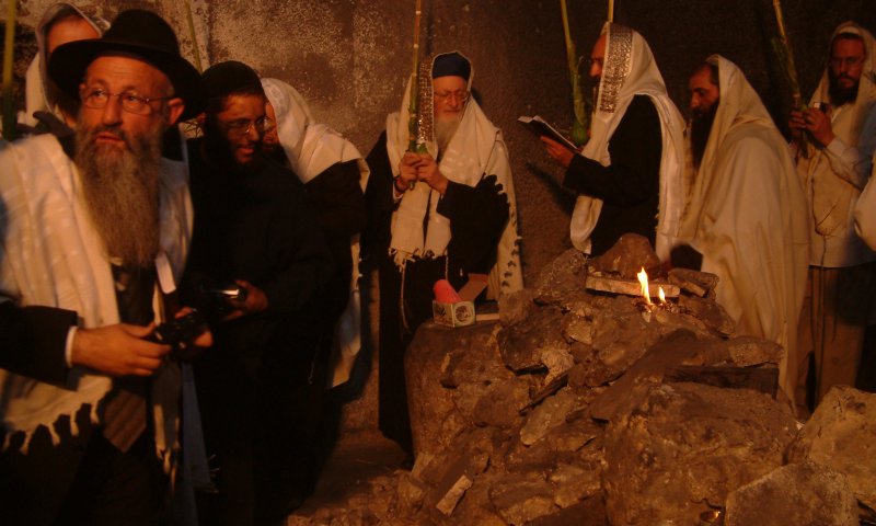 תמונה נדירה: הרב מרדכי אליהו זצ"ל בקבר יוסף