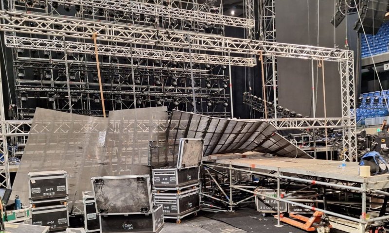 רגע לפני הופעתה של שרית חדד: מסכי הלד קרסו לרצפה