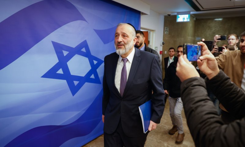 באיחור של רבע שעה: דרעי נכנס לישיבת הממשלה. צפו
