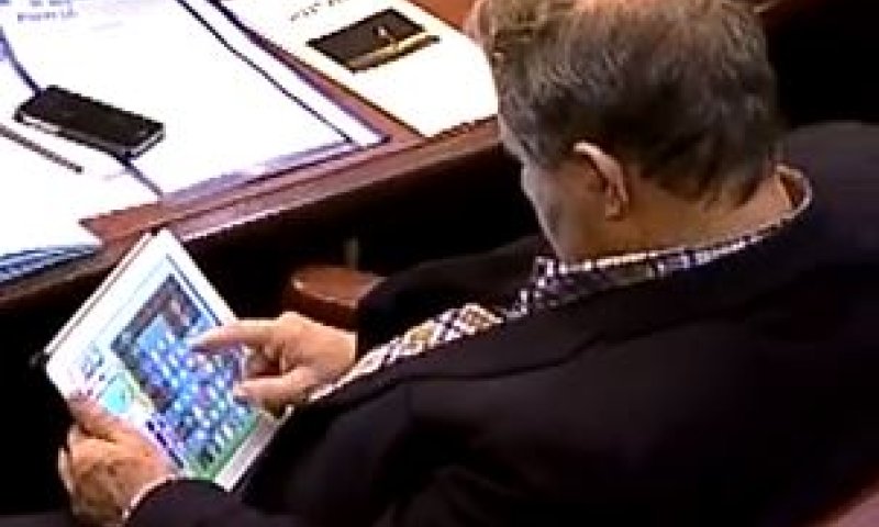 צפו: ח"כ שטרית משחק קנדי קראש בכנסת