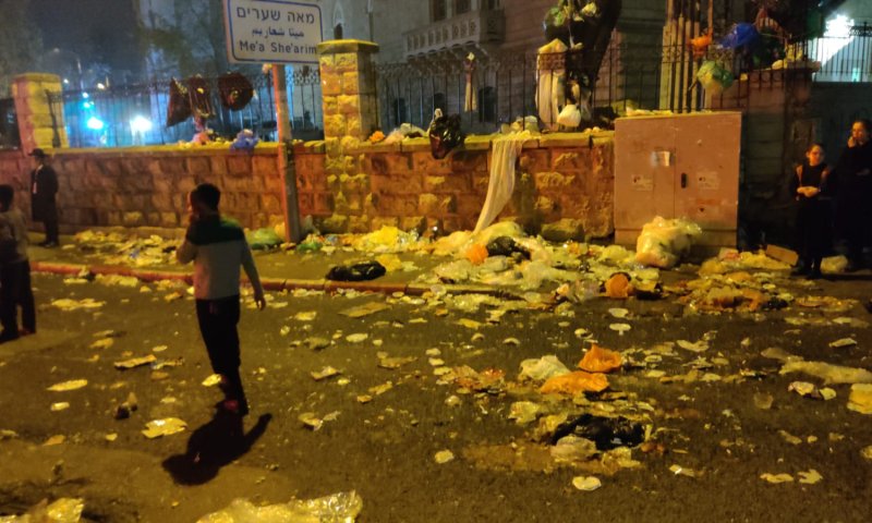 עשרות ילדים זורקים זבל סמוך למאה שערים | צפו: