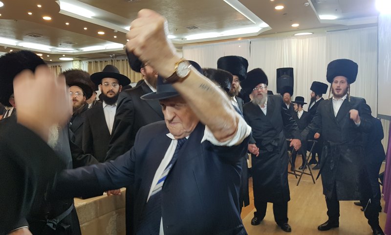 מספר על היד וחיוך ניצחון: דב לנדאו חגג בסיום הש"ס