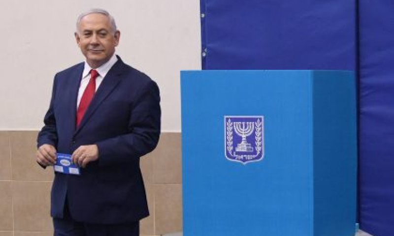 צפו: מזכיר הקלפי לא מוותר לנתניהו ומוודא הזדהות