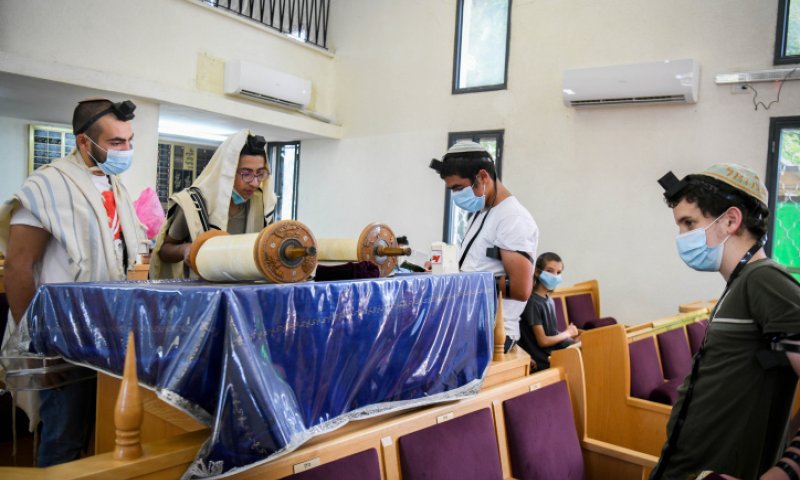 הממשלה תאשר: שינוי בהגבלות בבתי הכנסת