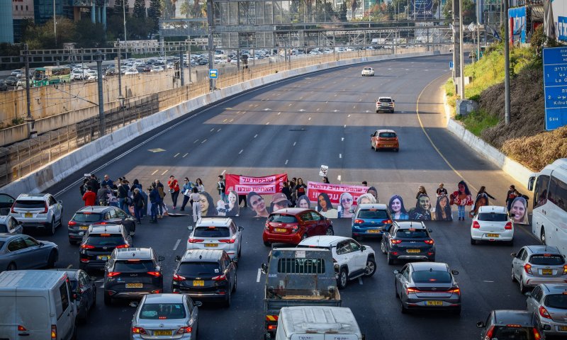 המאבק על החטופים: מאות חסמו את הכפר הירוק