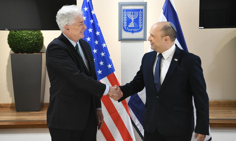 לוחץ ידיים ובלי מסיכה: בנט נפגש עם ראש ה-CIA