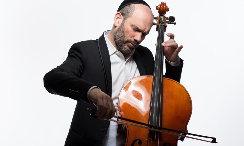 מרגש: יונתן רזאל שר לזכרם של 13 לוחמי גדוד נחשון