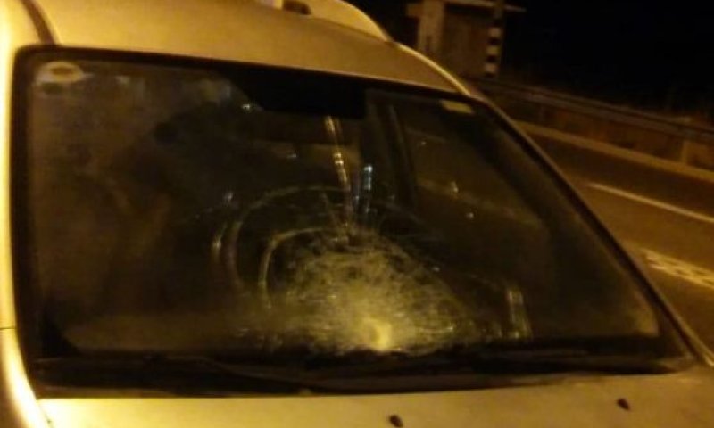 אם לחמישה כמעט נרצחה בפיגוע אבנים בשומרון