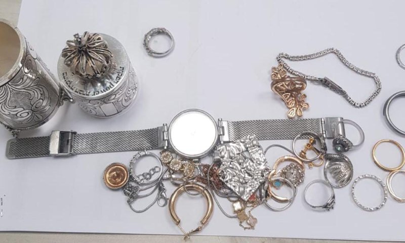 פרץ לארבעה בתי עסק ביום אחד וגנב תכשיטים כסף | צפו בתיעוד