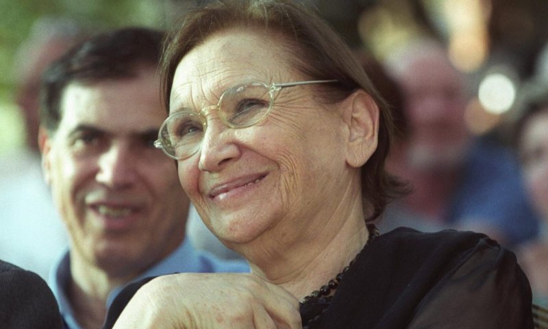 חברי "זהו זה" בביצוע לשירה של נעמי שמר