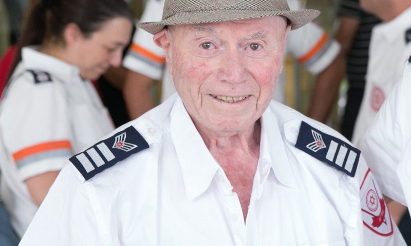 נזף בקצין SS ושרד; בגיל 93 עדיין מתנדב במד"א