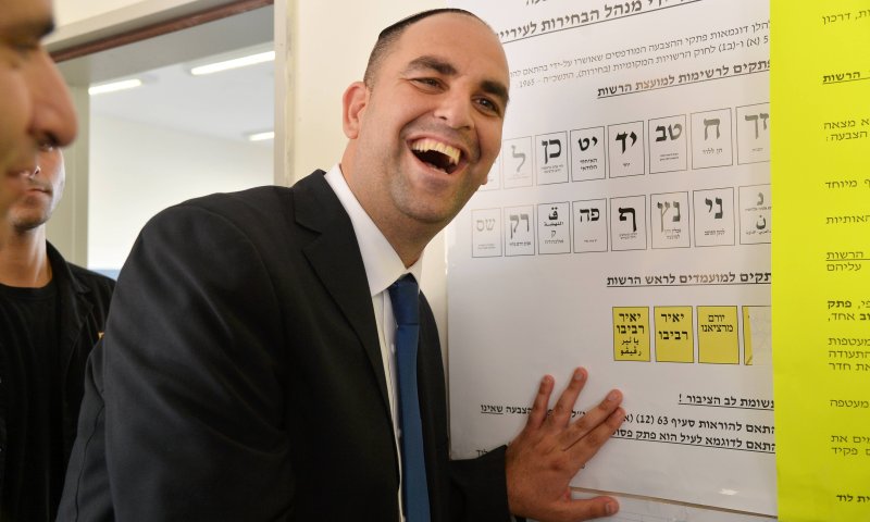 עובדת עיריית לוד צהלה על מות לוחמי גולני ופוטרה