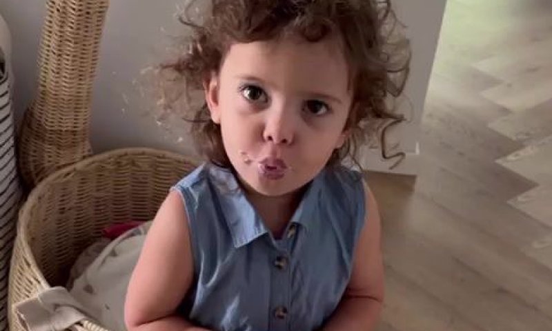 מתכוננת לשבת? הבת של קורין גדעון שרה 'שלום עליכם'