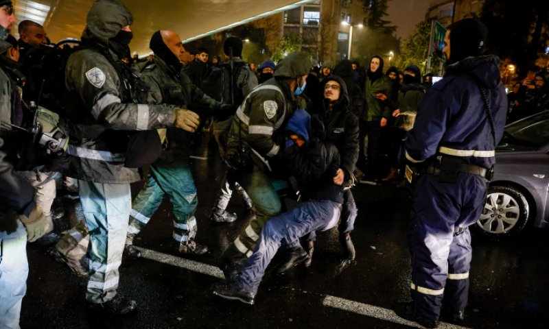 המשטרה מציגה: המרפק למפגינה לא היה מכוון | צפו