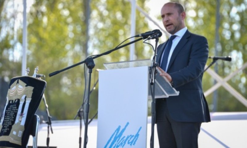 אחרי הביטול, בנט תוקף את פולין: "לכבוד הוא לי"