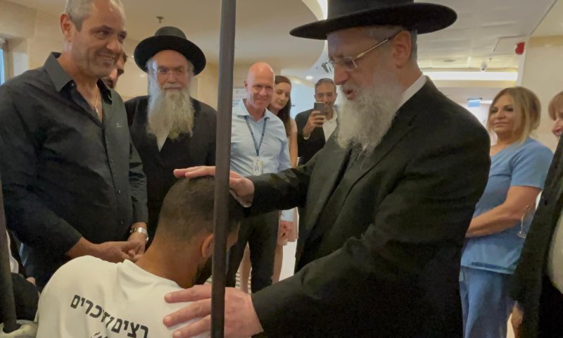 הרב הראשי החדש ביקר חיילים פצועים בבית החולים