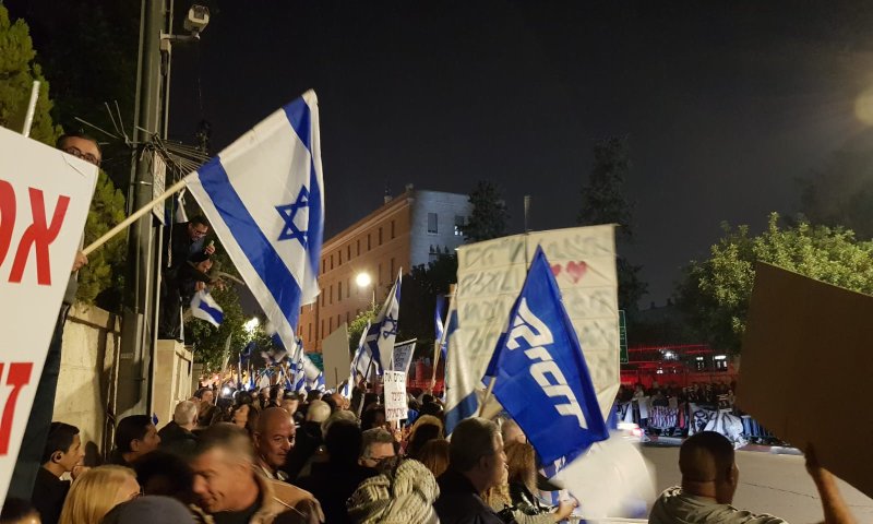 מימין ומשמאל: הפגנות בעד ונגד נתניהו בכל הארץ &bull; צפו