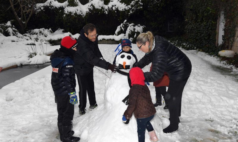 צפו: נשיא המדינה ומשפחתו משחקים בשלג בירושלים
