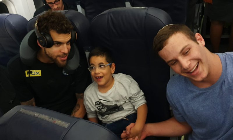 מרגש: קפטן מכבי שימח את הילד אוהד הקבוצה