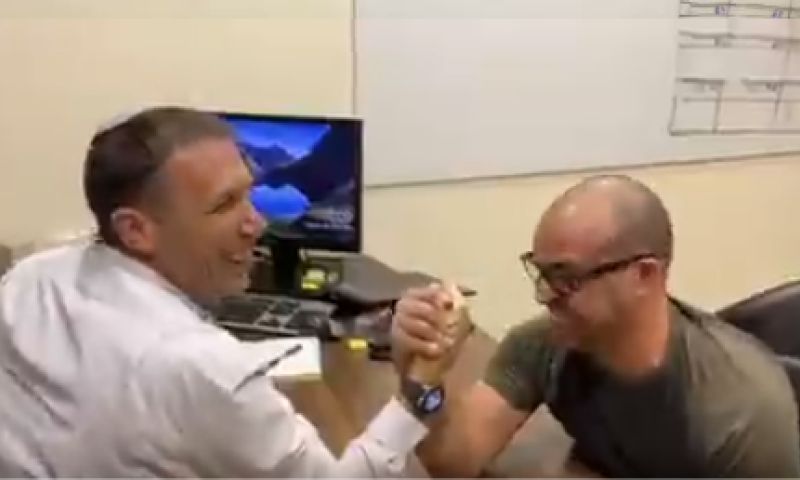 צפו: מי ינצח בהורדת ידיים, מתן כהנא או כתב 'ידיעות'?