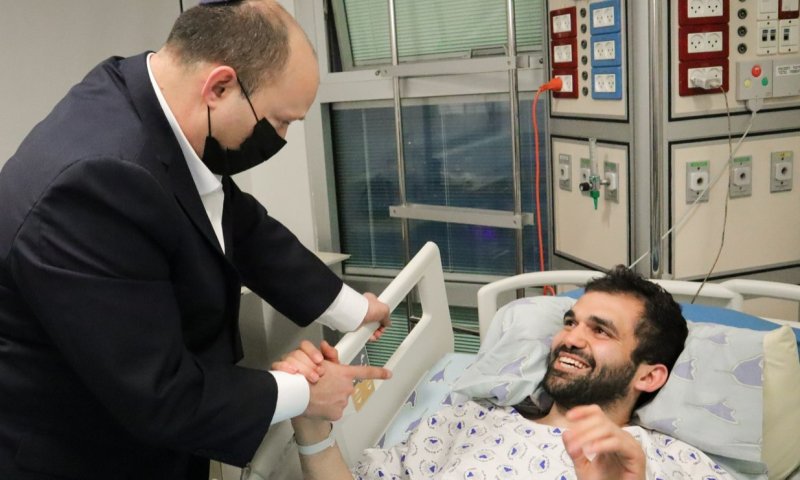 בנט באיכילוב: "נמשיך לרדוף אחרי הטרוריסטים"