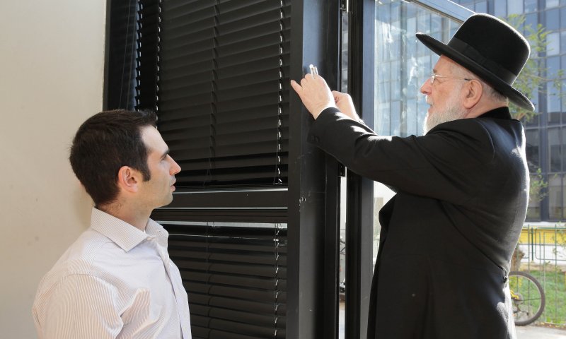 הרב לאו קבע מזוזה במשרדיה החדשים של חברת Uber