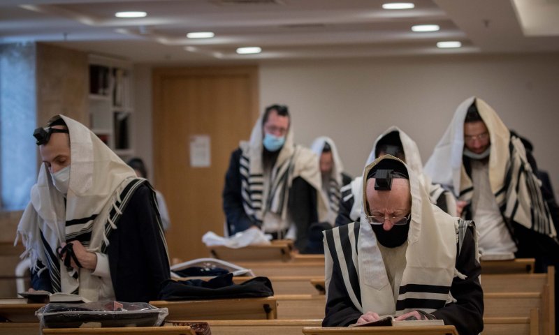 המאבק בקורונה | המשטרה סגרה בית כנסת בבני ברק