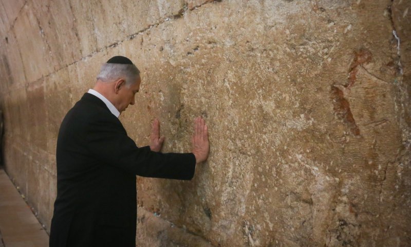 בדרך לארה"ב: נתניהו התפלל בכותל המערבי