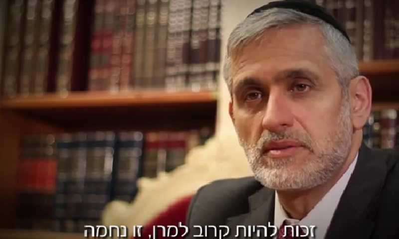 עם דמעות: ישי צילם סרטון בבית הרב עובדיה