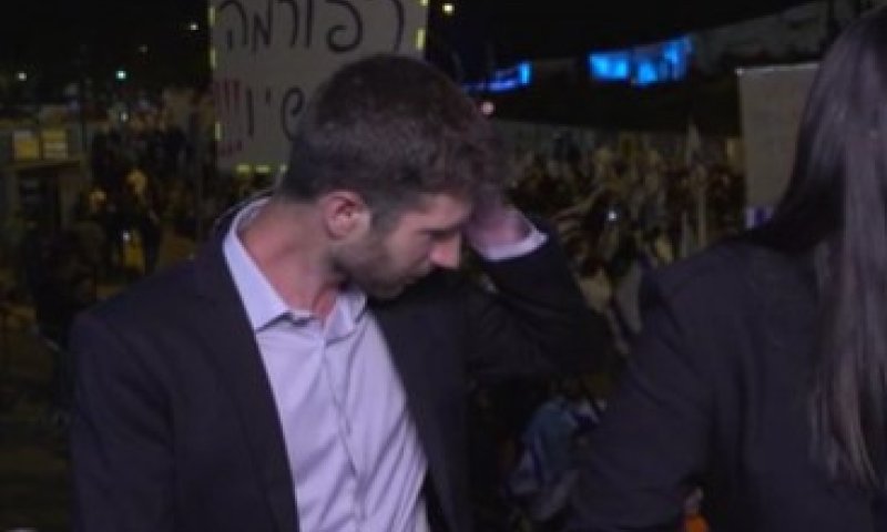 באמצע שידור: בקבוק זכוכית פגע בכתבי חדשות 13. צפו