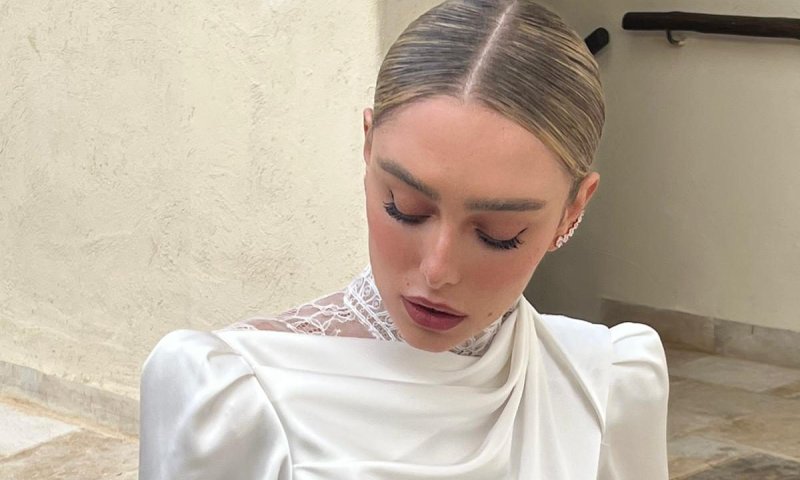 עומר נודלמן מדגמנת שמלות כלה צנועות