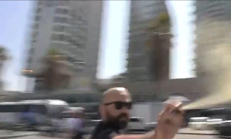 לעיניי המצלמה: צוות ערוץ 13 הותקף בחוף ת"א