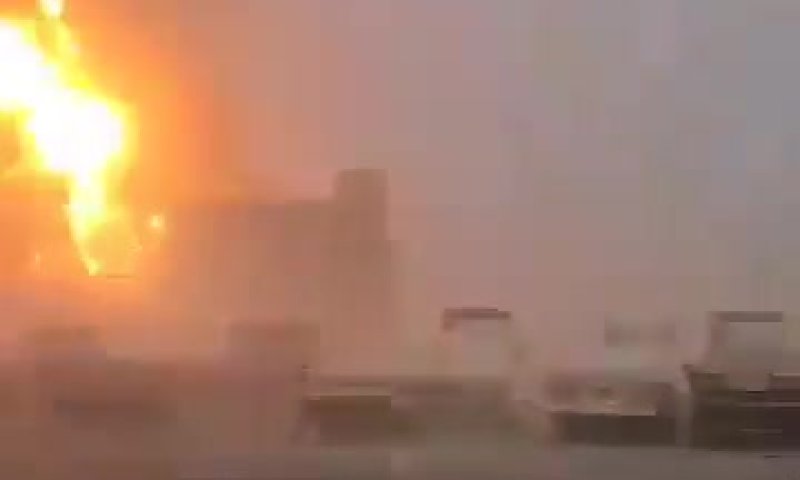 צפו: רגעי התקיפה של חיל האוויר בנמל חודידה בתימן