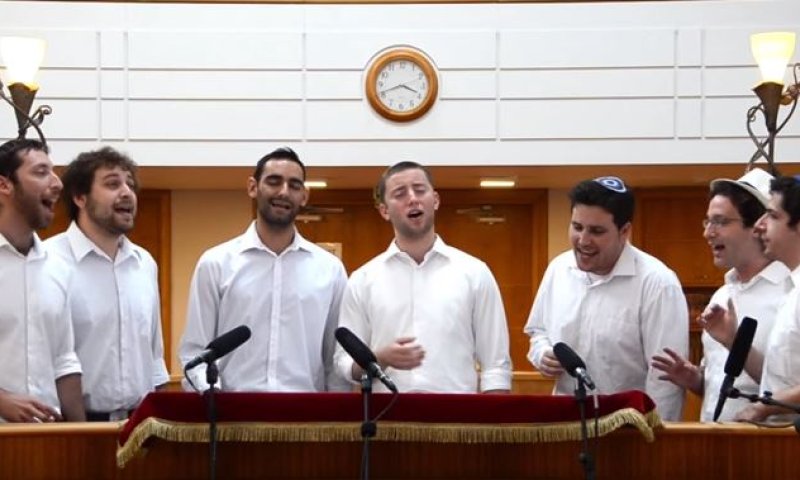 צפו: כיפה-לייב מדגימים קבלת שבת בסגנון קרליבך