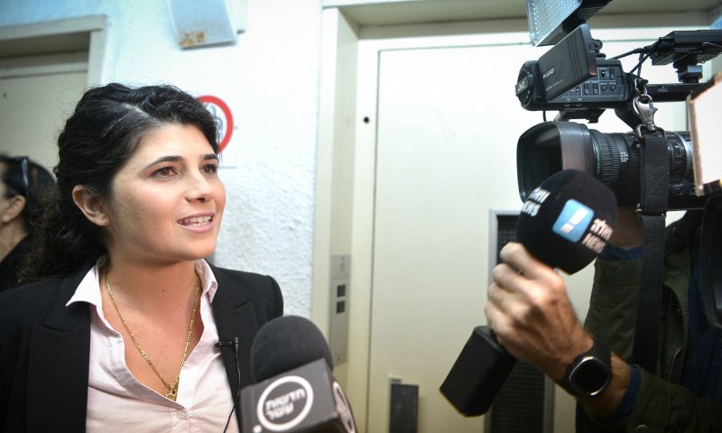 בגלל אישה במחוז דן, שרן השכל חוזרת למקום ריאלי