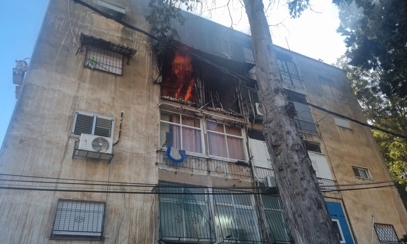שריפה פרצה בבניין מגורים בחיפה, יש לכודים במקום