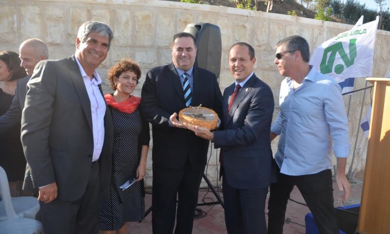 צפו: שר התחבורה הופתע עם עוגת יום-הולדת