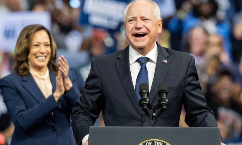 התמונה ששיגעה את הרשת: האם המשפחה של טים וולז תומכת בטראמפ?