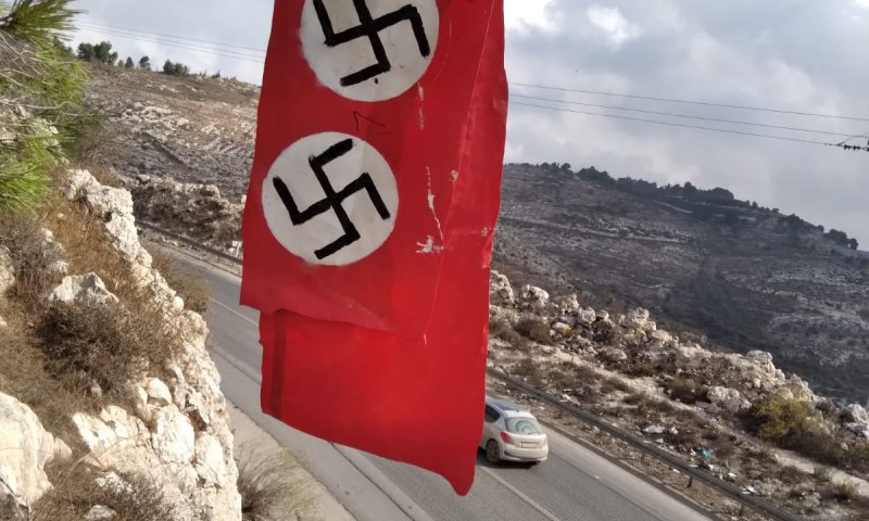 ערבים תלו דגל נאצי סמוך לישוב חומש בשומרון