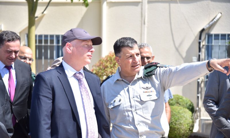 איך נראה מעבר: ג'ייסון גרינבלט לומד את השטח